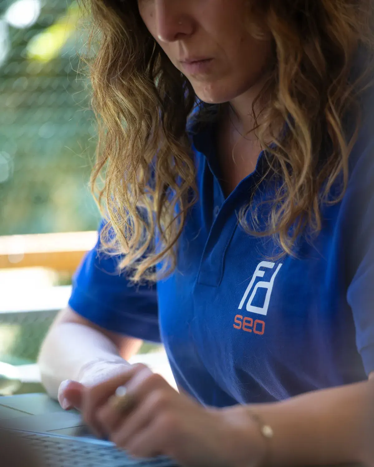 Blandine, consultante SEO de l'agence FDSEO, en pleine rédaction de contenus optimisés