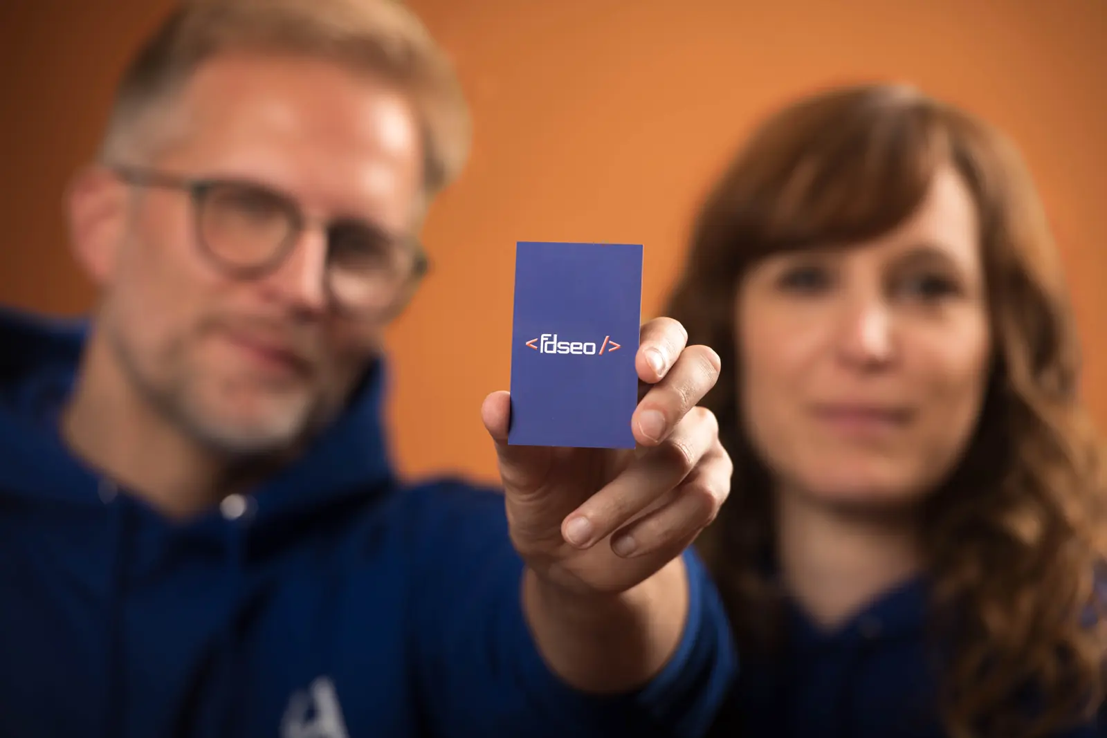 Frédéric et Blandine, consultants SEO de l'agence FDSEO, présentant leur carte de visite