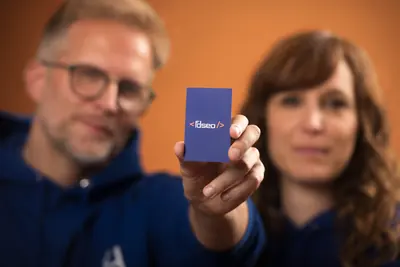Frédéric et Blandine, les deux consultants SEO de FDSEO, présentant leur carte de visite