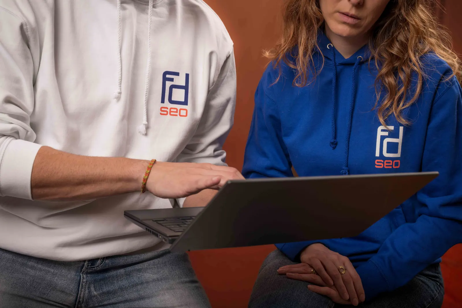 Frédéric et Blandine, les deux consultants SEO de l'agence FDSEO, penchés sur un ordinateur portable