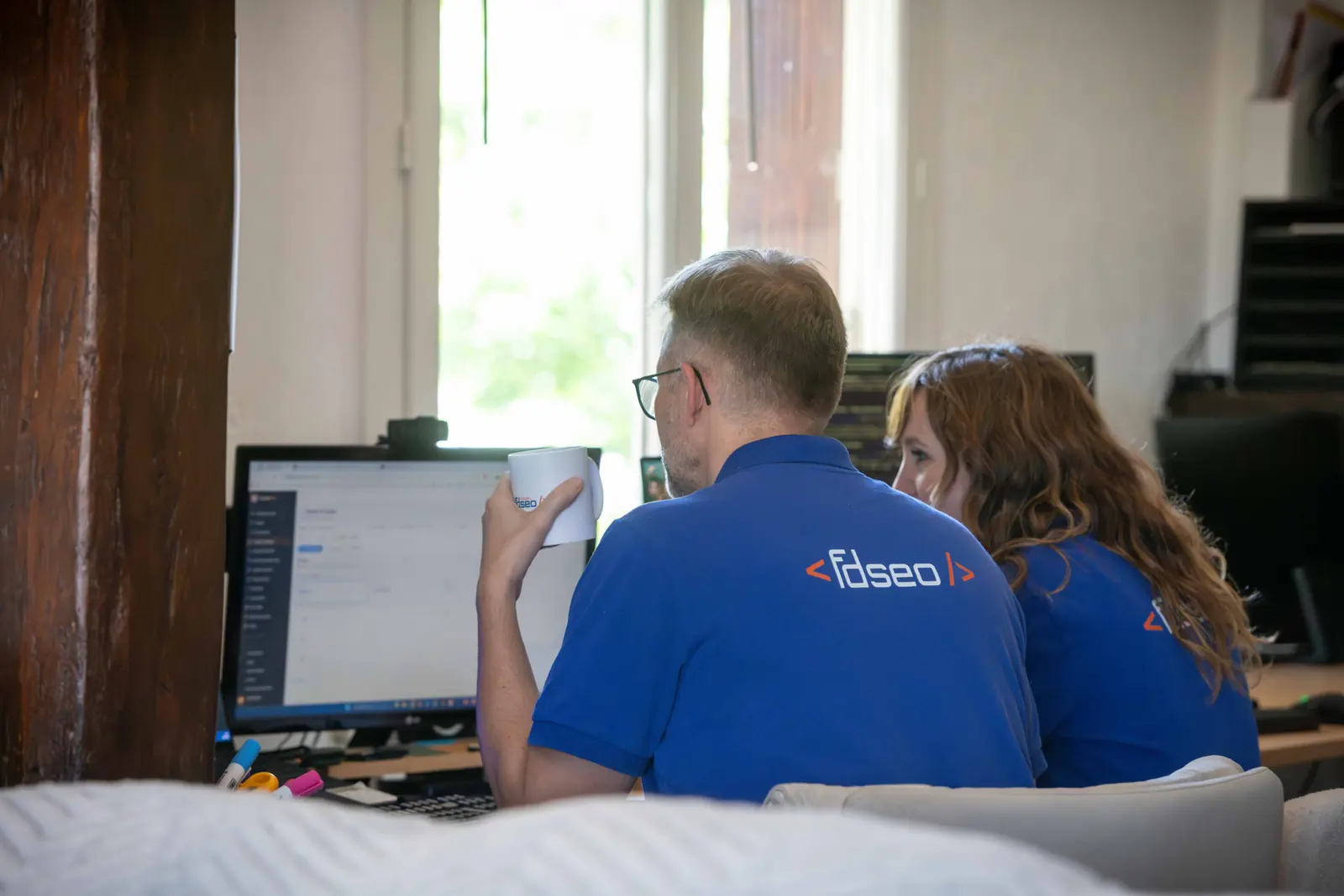 Frédéric et Blandine, consultants de l'agence SEO FDSEO, au travail face à leurs écrans dans le Roannais
