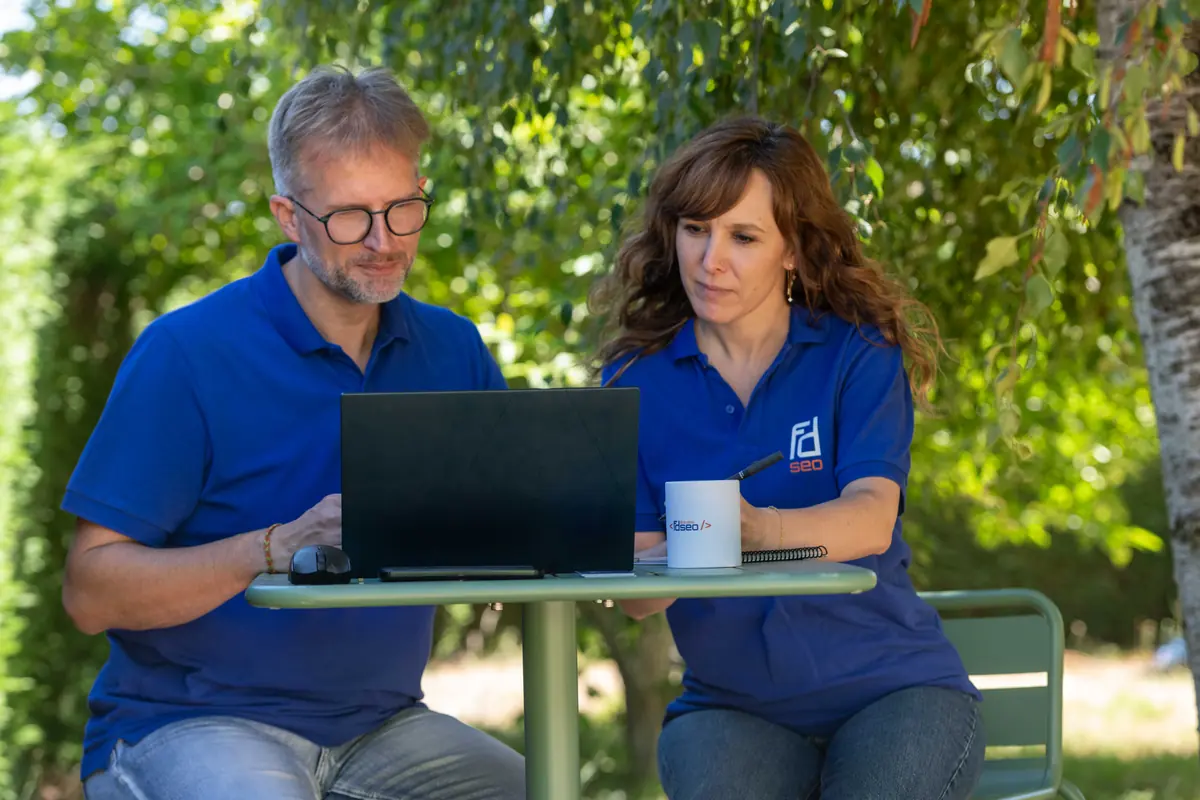 Frédéric et Blandine de FDSEO en rendez-vous client à la table du jardin