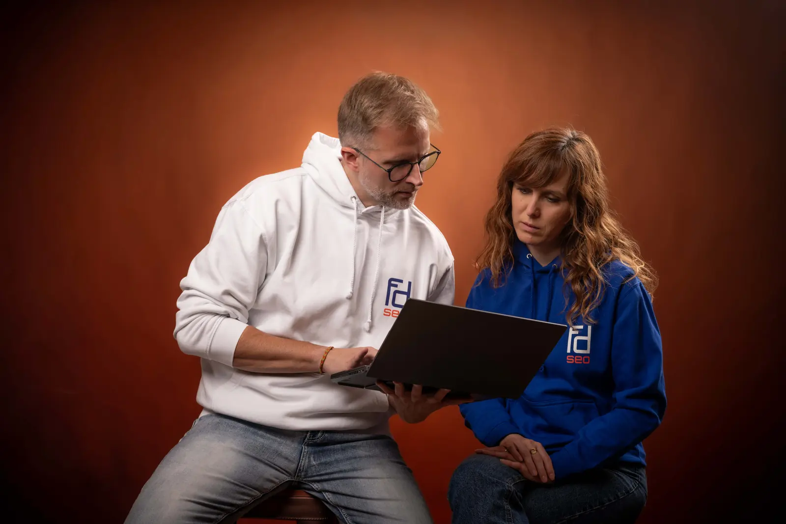 Frédéric et Blandine, consultants GEO de l'agence FDSEO, analysant les réponses des IA sur un ordinateur portable