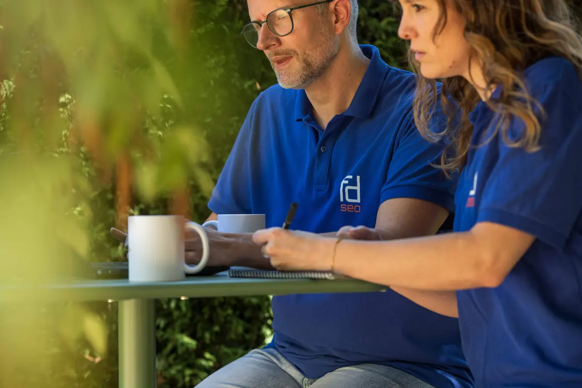 Frédéric et Blandine de FDSEO en réunion de travail en extérieur