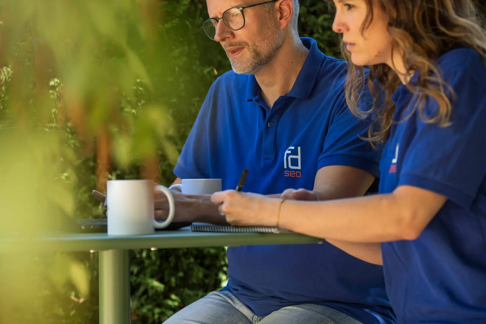 Frédéric et Blandine, consultants SEO FDSEO, en séance de travail autour d'un café