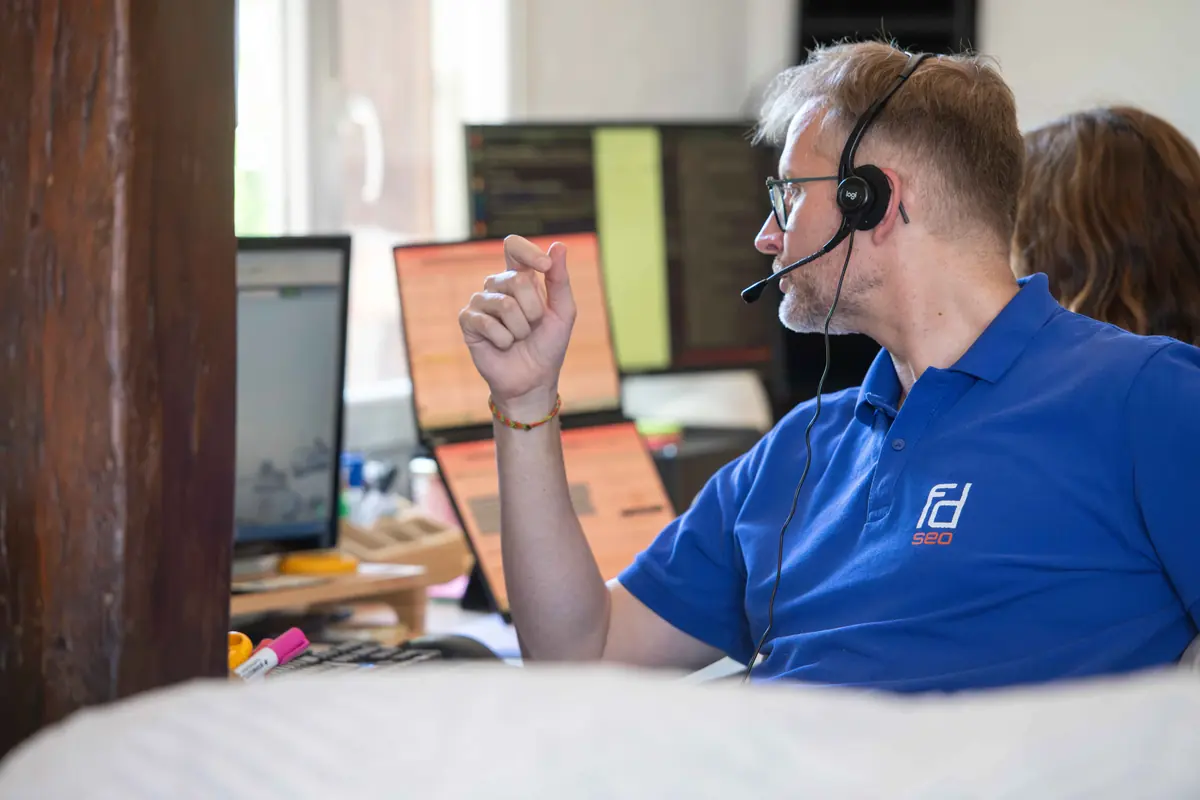 Frédéric, consultant SEO FDSEO, au casque pendant un audit technique