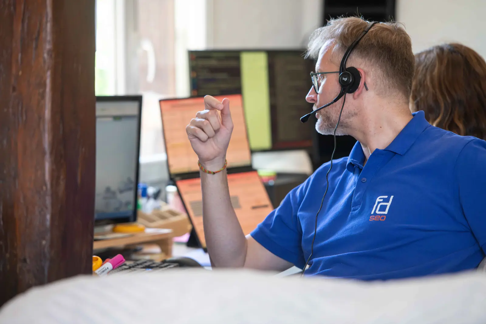 Frédéric, consultant SEO FDSEO, au casque en échange avec un client B2B
