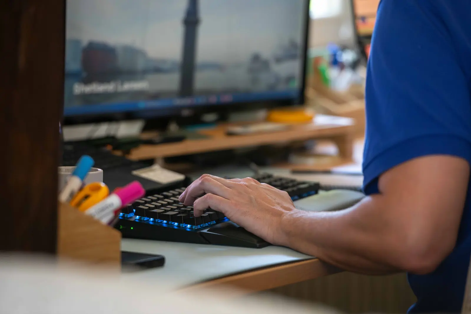 Frédéric, consultant SEO FDSEO, au clavier pendant un audit technique de site