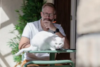 Frédéric de FDSEO prenant des notes avec Perle installée sur la table