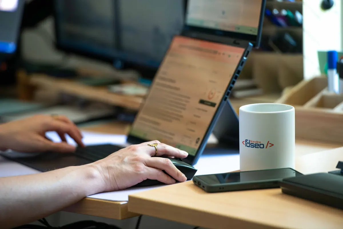 Matériel de travail de l'agence FDSEO installé pour une réunion client en extérieur